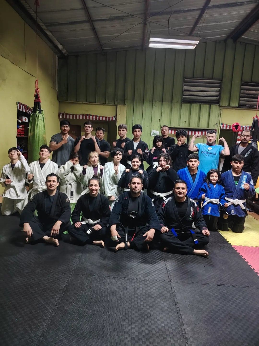 El equipo de Akiramenai con kimonos y cinturones después del seminario y ascenso de grados