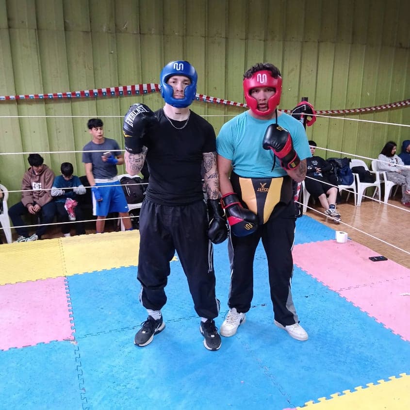 Dos boxeadores con cabezal en el ring del gimnasio