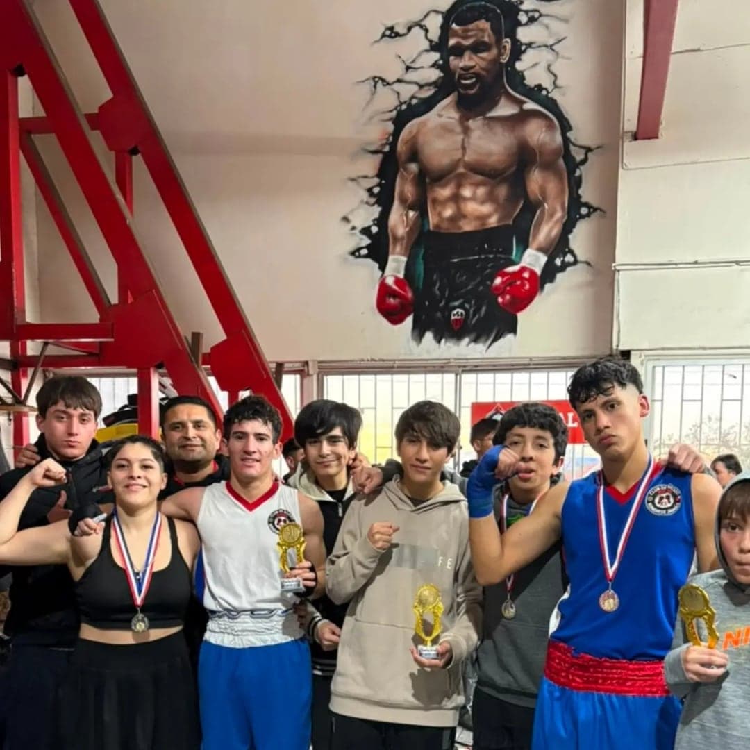 El equipo con sus medallas y trofeos después del torneo nacional