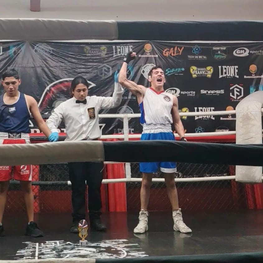 Un boxeador del club celebra con el brazo en alto en el Torneo Rey de Copas
