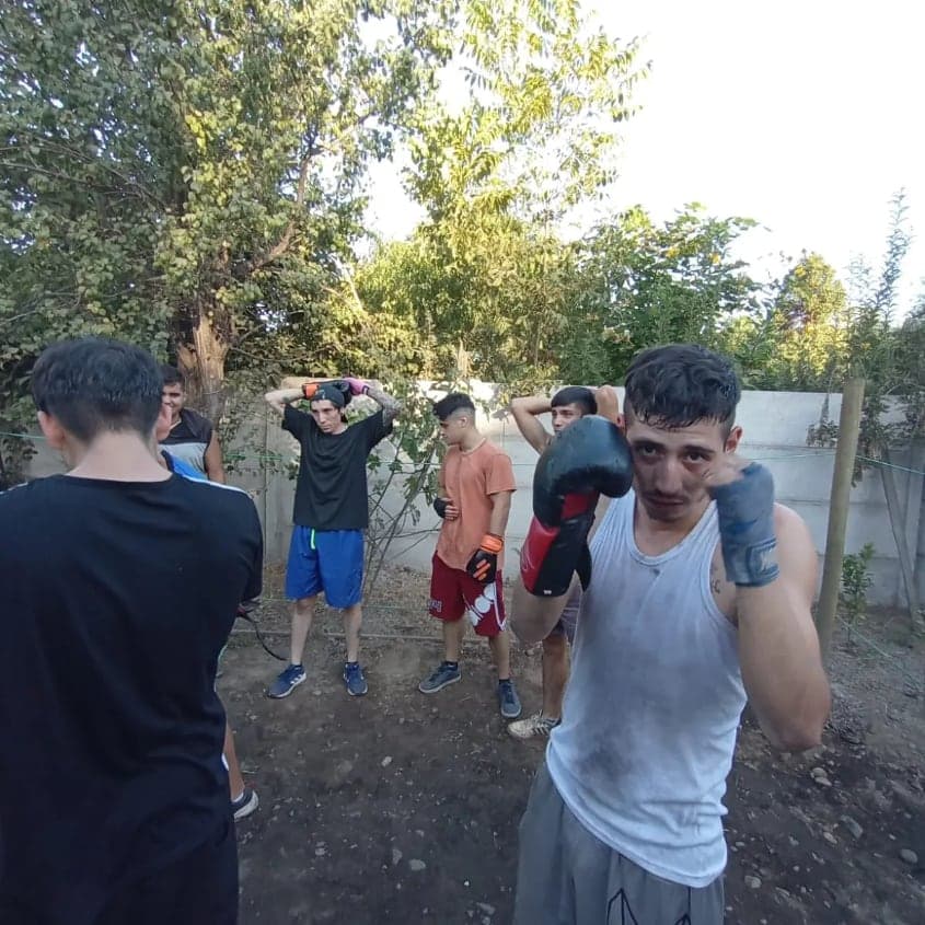 Un boxeador del club en guardia durante un entrenamiento al aire libre