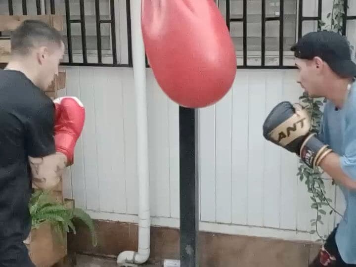 Dos boxeadores trabajando con la pera de doble elástico