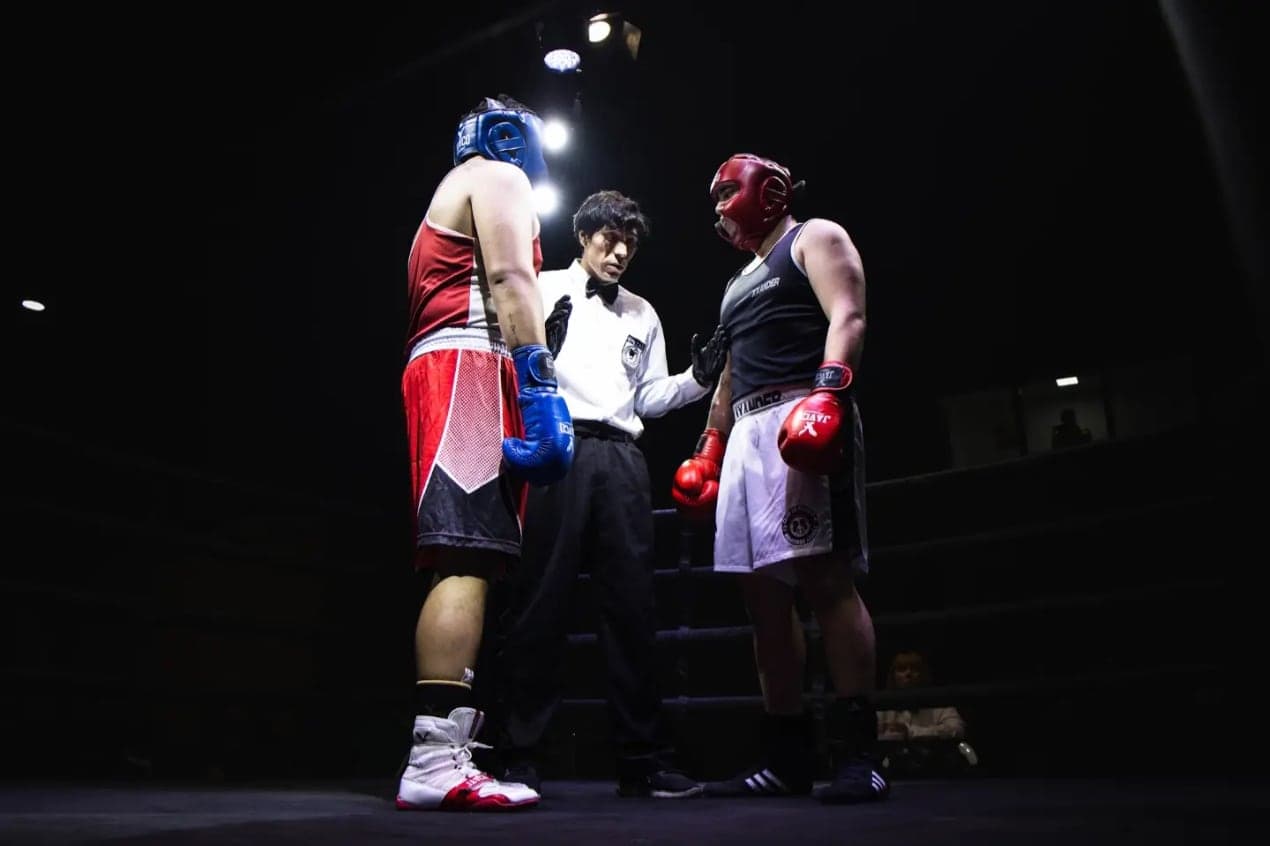El árbitro reúne a los dos boxeadores al centro del ring antes del combate