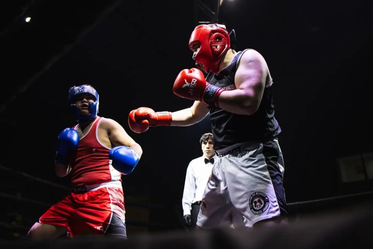 Intercambio de golpes en el ring durante una velada